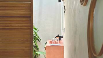 Habitación doble junior, vista a la alberca | Espacio para trabajar con laptop y wifi gratis