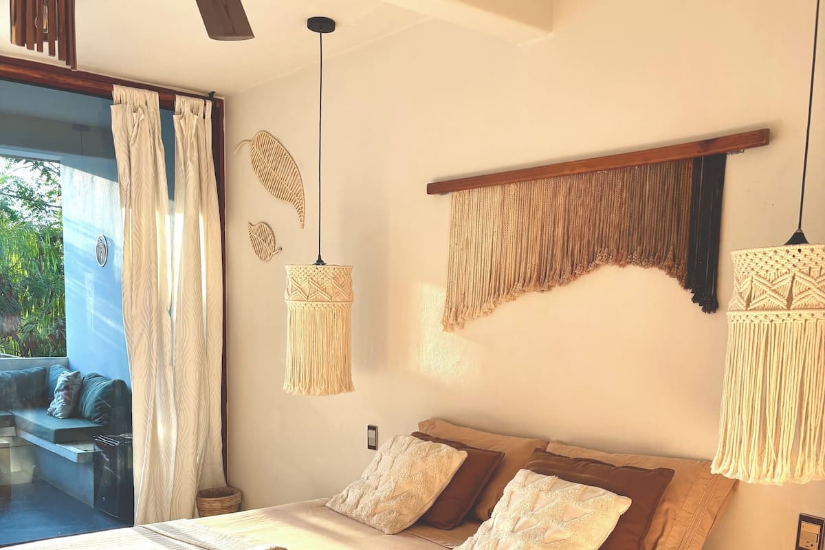 Junior Double Room, Pool View | Ruang kerja komputer riba, Wi-fi percuma, dihias secara berasingan