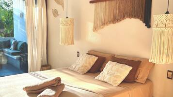 Habitación doble junior, vista a la alberca | Espacio para trabajar con laptop y wifi gratis