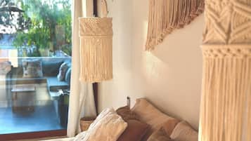 Habitación doble junior, vista a la alberca | Espacio para trabajar con laptop y wifi gratis