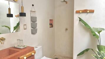 Habitación doble Confort, vista a la alberca | Baño | Amenidades de baño gratuitas, toallas, jabón, shampoo