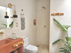 Habitación doble Confort, vista a la alberca | Baño | Amenidades de baño gratuitas, toallas, jabón, shampoo 