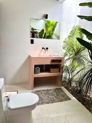 Comfort Double Room, Pool View | Bilik Mandi | Kelengkapan dandanan diri percuma, tuala disediakan, sabun, syampu