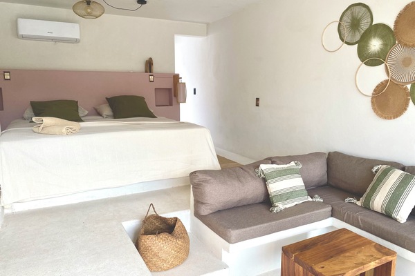 Deluxe Studio | Laptop workspace, WiFi (free), individually decorated