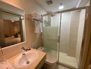 Habitación Deluxe doble, vistas a la ciudad | Baño | Ducha, artículos de higiene personal gratuitos y secador de pelo