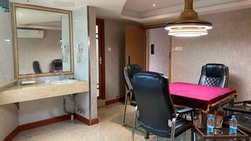 Luxury Studio Suite, City View | Interior