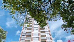 A modern building with a large glass entrance, a sign reading 'matrisa,' and a staircase leading to the entrance. - Corporate Stays Matrisa - 405 (Asunción)