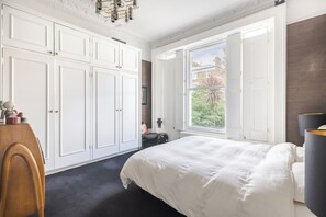 3 bedrooms, WiFi, bed sheets - The Mid-Century Modern Maisonette, by Veeve (London)