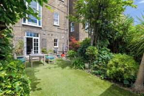 Outdoor dining - The Mid-Century Modern Maisonette, by Veeve (London)