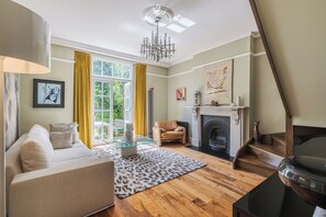 TV - The Mid-Century Modern Maisonette, by Veeve (London)