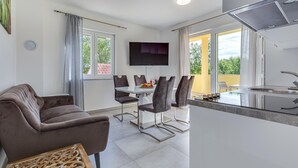 A modern apartment with a living area, dining space, and kitchen. - Cozy apartment in Starigrad Paklenica with WiFi (Starigrad Paklenica)