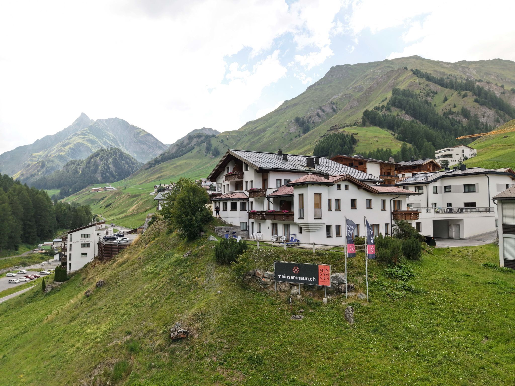 Ein Hotel mit mehreren Etagen, Balkonen und einem Schild mit der Aufschrift 'Mein Samhaus'.