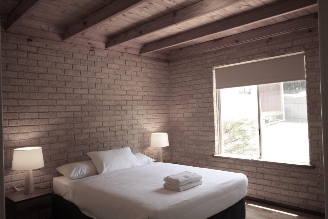 7 bedrooms, WiFi, bed sheets