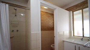 A bathroom with a shower, toilet, and sink. - Riverscape Cottage No.7 - Riverscape - unit 7 with views over the Blackwood River (Augusta)