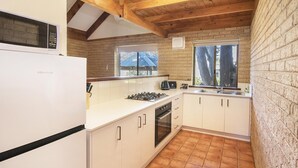 Microwave, stovetop - Riverscape Cottage No.7 - Riverscape - unit 7 with views over the Blackwood River (Augusta)
