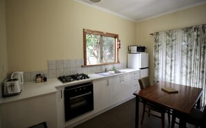 Microwave, stovetop - Riverscape Cottage No.8 - Riverscape - unit 8 with views over the Blackwood River (Augusta)