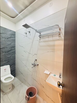 Deluxe Room | Bathroom | Shower, bathrobes, towels, soap - GS Palace Ayodhya (Ayodhya)