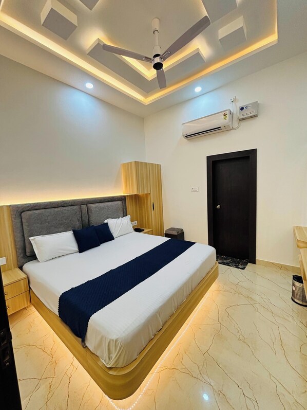 Premium bedding, free WiFi, bed sheets - GS Palace Ayodhya (Ayodhya)