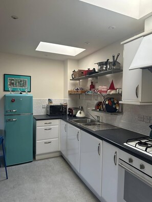 Interior - Super Comfy, Convenient two Bedroom Apartment (Corsham)