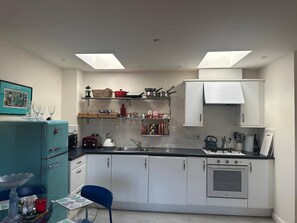 Interior - Super Comfy, Convenient two Bedroom Apartment (Corsham)