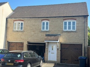 Exterior - Super Comfy, Convenient two Bedroom Apartment (Corsham)