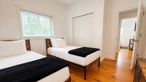 3 bedrooms, iron/ironing board, WiFi (free), bed sheets - Lakefront Cabin | 3BR | Centrally Located (Perry)
