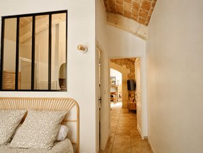 Room - Vrbo Property (Nîmes)