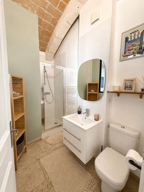 Bathroom - Vrbo Property (Nîmes)