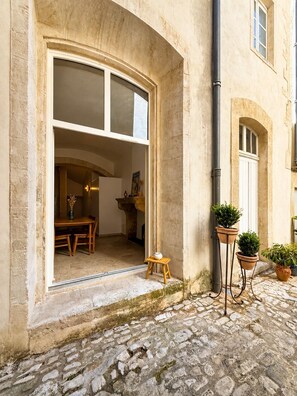 Outdoor dining - Vrbo Property (Nîmes)