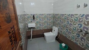 A bathroom with a toilet, sink, and shower. - Sehrawat Guest House (Sakrai)