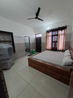Standard Room | Free WiFi - Sehrawat Guest House (Sakrai)