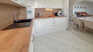 Coffee/tea maker, fridge, microwave, oven - Gorgeous home in Veprinac (Veprinac)