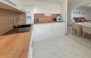 Coffee/tea maker, fridge, microwave, oven - Gorgeous home in Veprinac (Veprinac)