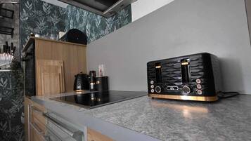 Fridge, oven, stovetop, dishwasher