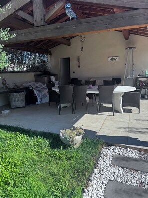 Outdoor dining - Villa near the beaches (La Londe-les-Maures)