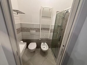 Double Room | Bilik Mandi | Pancuran mandi, pengering rambut, tuala disediakan, sabun 