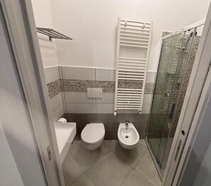 Habitación cuádruple | Baño | Ducha, artículos de higiene personal gratuitos y secador de pelo