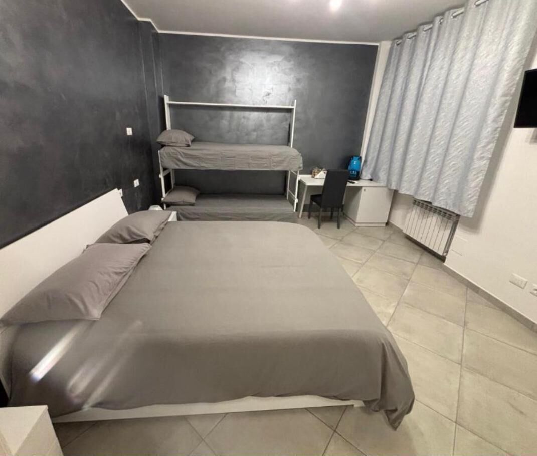 Habitación cuádruple | Caja fuerte, escritorio, espacio para trabajar con un portátil