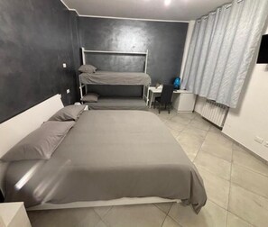 Habitación cuádruple | Caja fuerte, escritorio, espacio para trabajar con un portátil