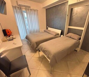 Habitación triple | Caja fuerte, escritorio, espacio para trabajar con un portátil