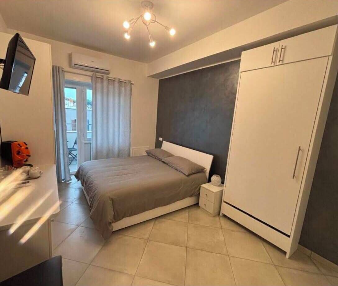 Habitación triple | Caja fuerte, escritorio, espacio para trabajar con un portátil