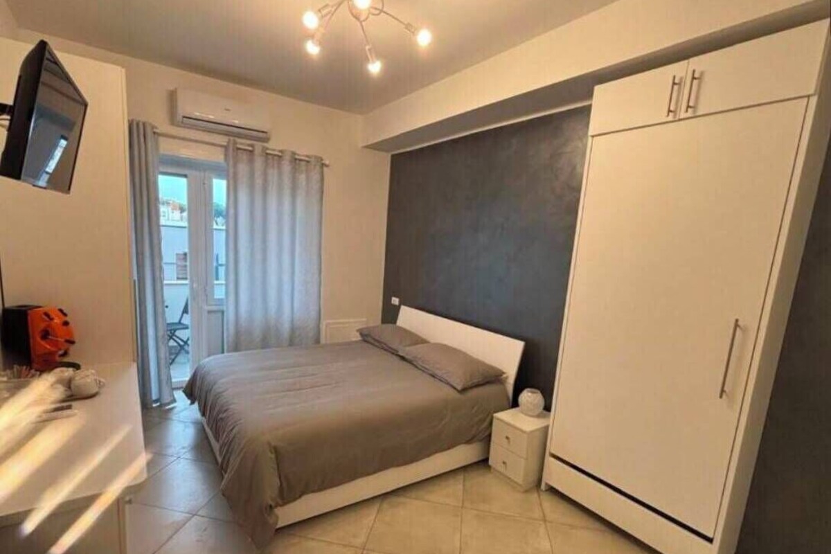 In-room safe, desk, laptop workspace, soundproofing