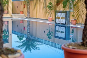 2 piscines extérieures