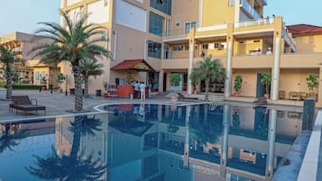 2 outdoor pools