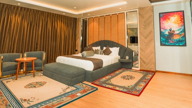 Presidential Suite | Peralatan tempat tidur premium, peti besi dalam bilik, meja 