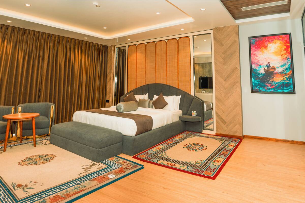 Presidential Suite | Premium bedding, in-room safe, desk, laptop workspace