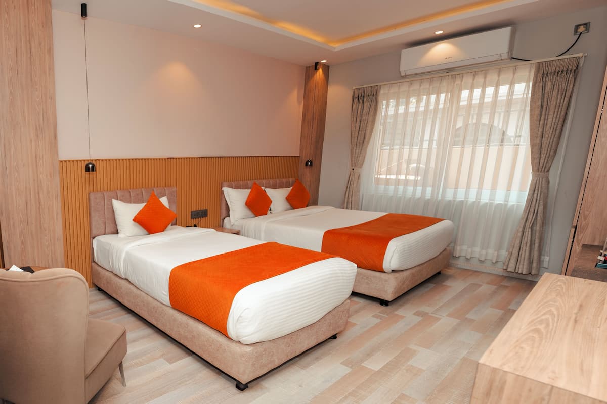 Standard Room | Premium bedding, in-room safe, desk, laptop workspace