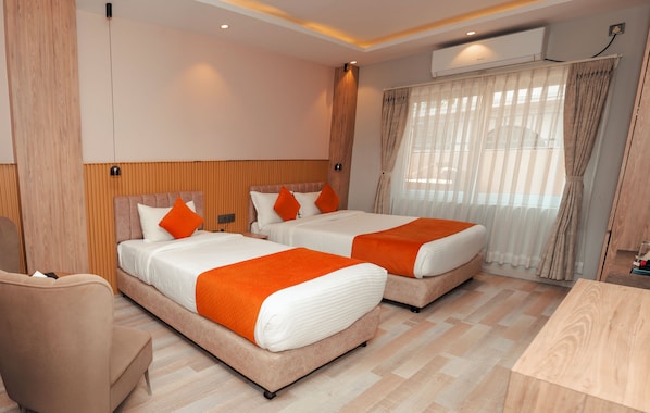 Standard Room | Premium bedding, in-room safe, desk, laptop workspace