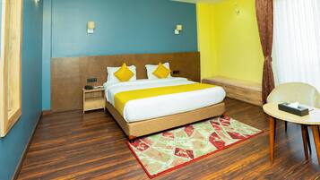 Deluxe Room | Peralatan tempat tidur premium, peti besi dalam bilik, meja