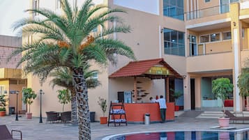 2 outdoor pools